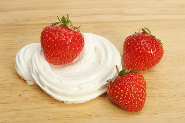 Strawberries and meringue — Stock Photo, Image