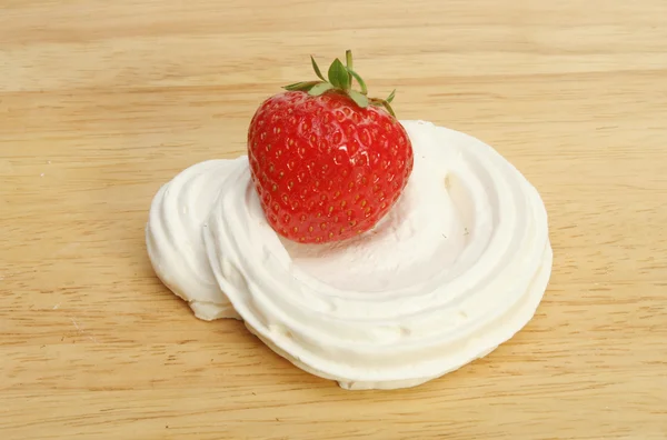 Strawberry and meringue — Stock Photo, Image