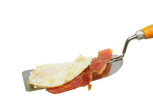 Яйцо с беконом на ломтике — стоковое фото