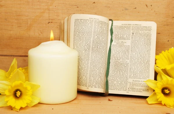 Modlitební kniha a svíce — Stock fotografie