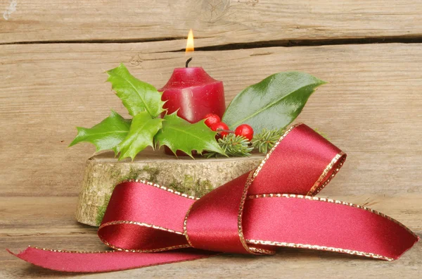 Red ribbon bow and yule log — Stock Photo, Image