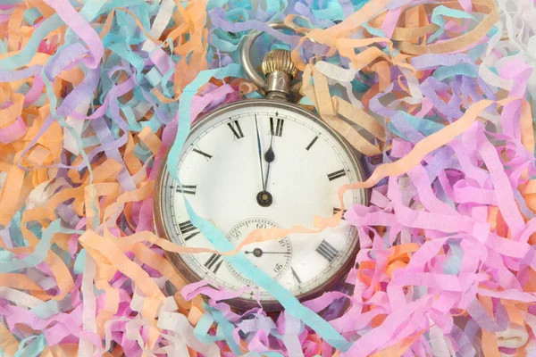 Reloj de bolsillo con serpentinas de fiesta — Foto de Stock