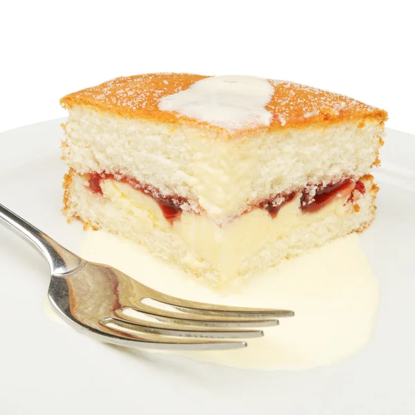 Кусок торта и сливки с вилкой — стоковое фото