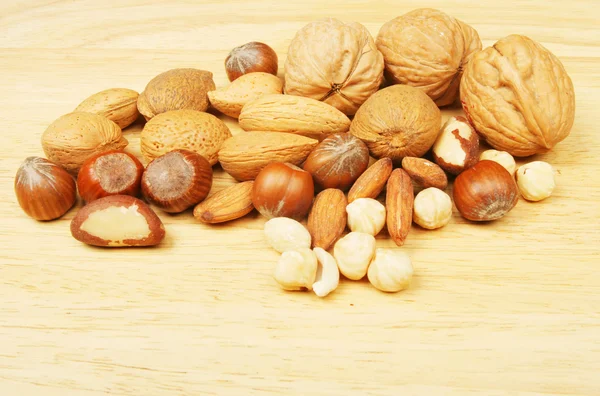 Whole and shelled nuts — Stock Photo, Image