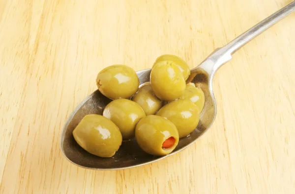 Olivy v lžíce — Stock fotografie