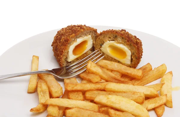 Scotch ei en frietjes — Stockfoto