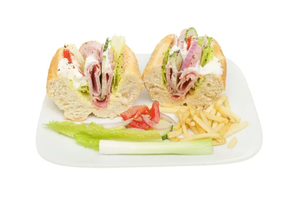 Baguette de salade de jambon sur une assiette avec garniture — Photo