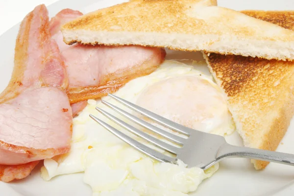 Pastırmalı yumurta ve tost — Stok fotoğraf