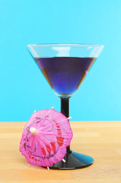Cocktail blu su sfondo blu — Foto Stock