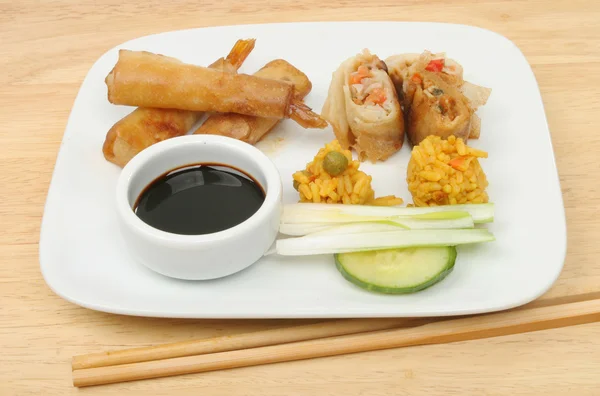Snacks chinos en un plato — Foto de Stock