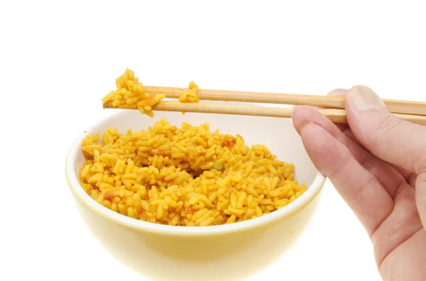 Hand hält Essstäbchen und Reis — Stockfoto