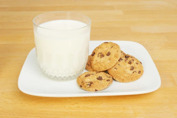 우유와 초콜릿 칩 쿠키 — 스톡 사진
