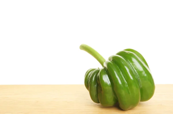 Pimenta verde em madeira — Fotografia de Stock