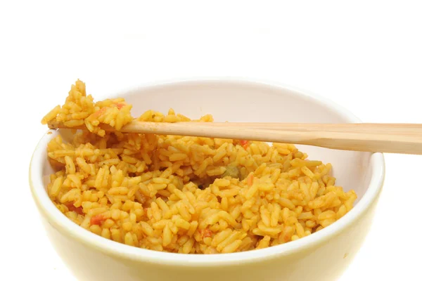 Closeup de arroz e pauzinhos em uma tigela — Fotografia de Stock