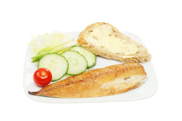 Sałatka z wędzonej makreli i chleb na talerzu — Zdjęcie stockowe