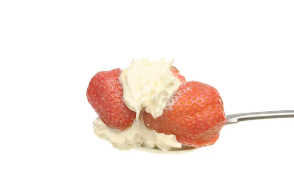 Fresas y crema coagulada en una cuchara —  Fotos de Stock