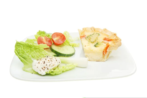 Quiche en salade op een plaat — Stockfoto