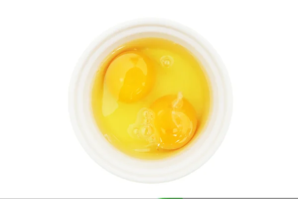Два сырых яйца в рамекине — стоковое фото
