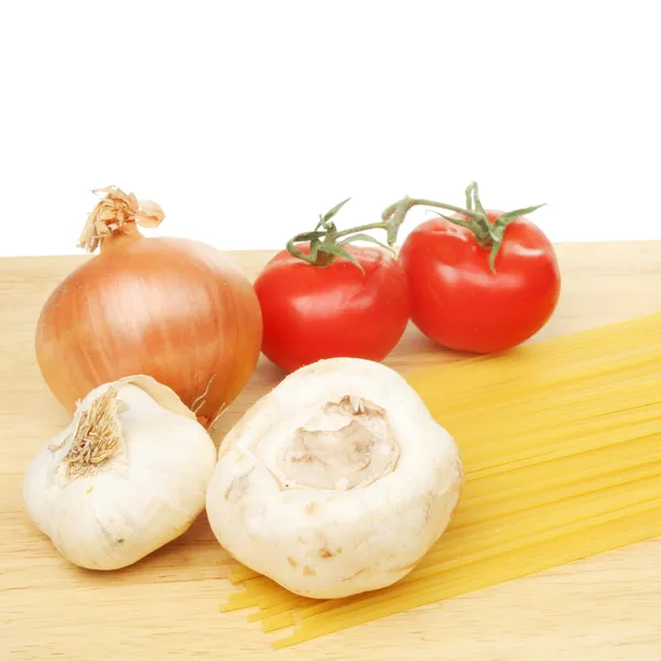 Спагетти и ингредиенты — стоковое фото