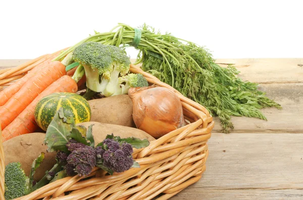 Légumes frais dans un panier — Photo