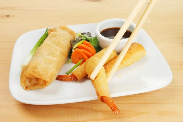 Chopsticks levantam um camarão — Fotografia de Stock