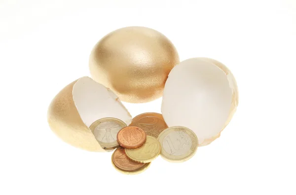 Goldene Eier und Euromünzen — Stockfoto