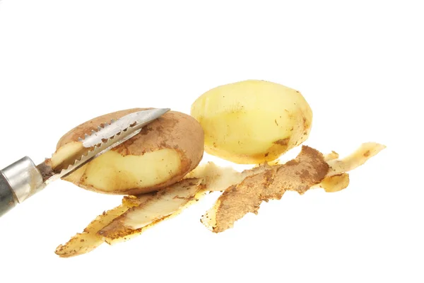 Peeling en potatis — Stockfoto