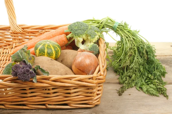 Verduras frescas en una cesta — Foto de Stock
