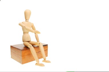 ahşap model bir kutu üzerinde