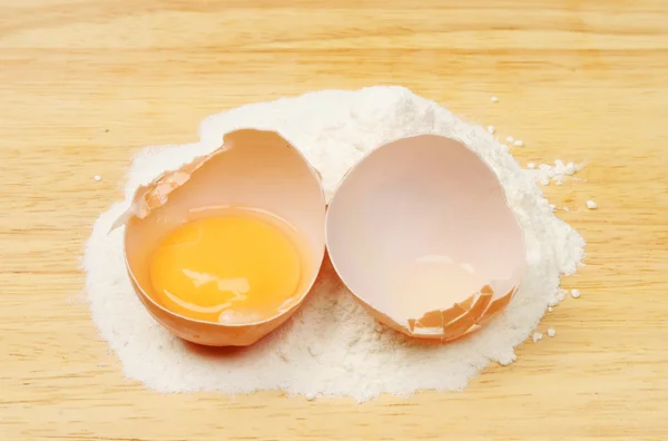 Egg and flour — Stock Photo, Image