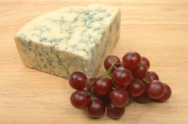 スティルトン チーズとブドウ — ストック写真