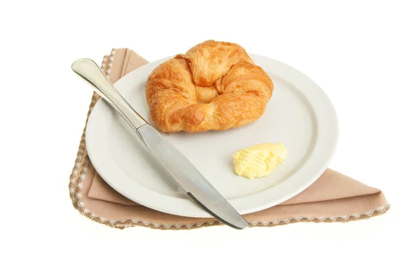 Croissant på en tallrik — Stockfoto