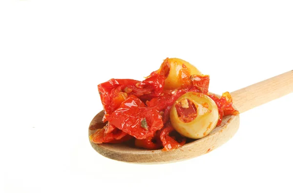 Olive e pomodori in un cucchiaio — Foto Stock