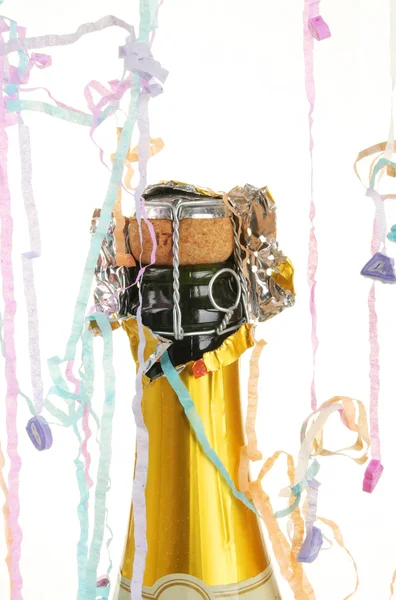Champagnerflasche und Party-Luftschlangen — Stockfoto