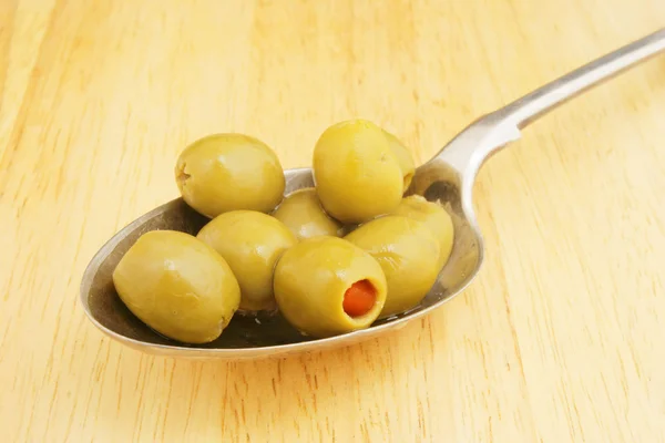 Olive in un cucchiaio — Foto Stock