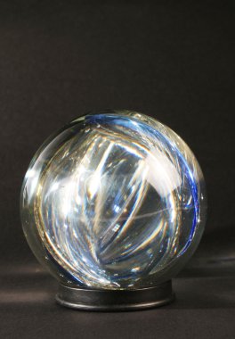içinde karanlık bir kristal top ışık
