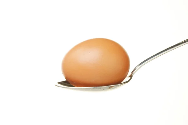 Яйцо на ложке — стоковое фото