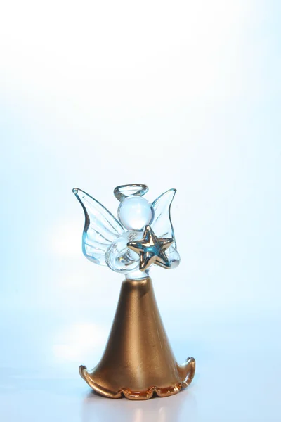 Glas ängel i blått ljus — Stockfoto