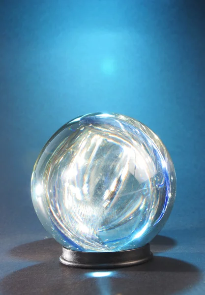 Luci all'interno sfera di cristallo contro la luce blu — Foto Stock