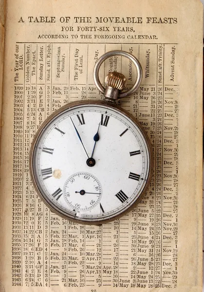 Reloj antiguo en calendario — Foto de Stock