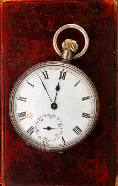 在皮革上的古董手表 — 图库照片