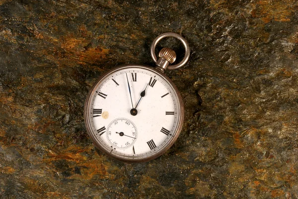 Reloj de bolsillo en roca — Foto de Stock