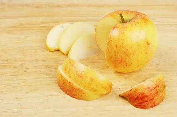 Snijden van appels aan boord — Stockfoto