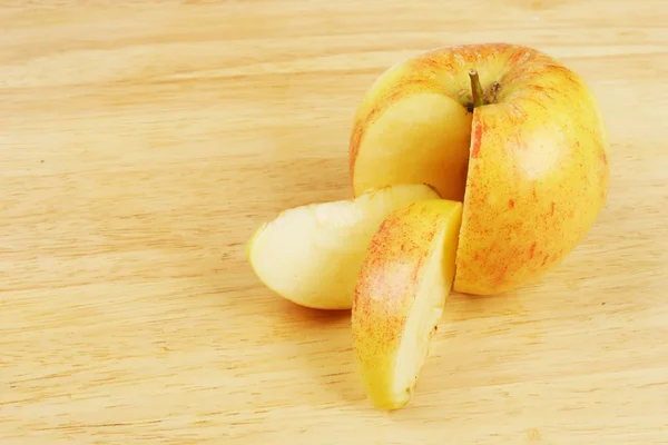 Geschnittener Apfel an Bord — Stockfoto