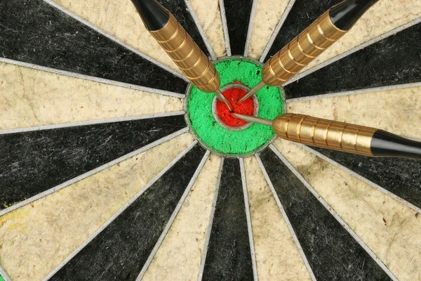 Darts im Brett — Stockfoto