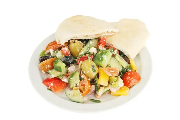 Griechischer Salat und Pittabrot — Stockfoto