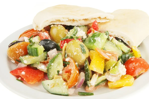 Griechischer Salat und Pittabrot in Nahaufnahme — Stockfoto