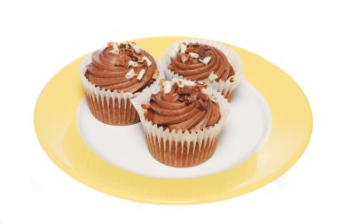 Çikolatalı fincan kek plaka üzerinde