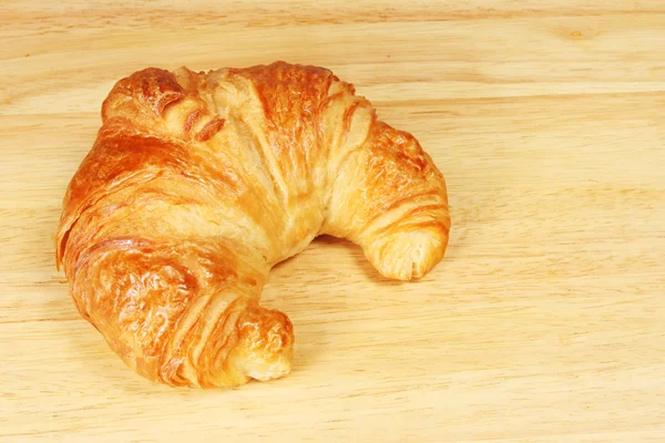 Croissant na placa de pão — Fotografia de Stock