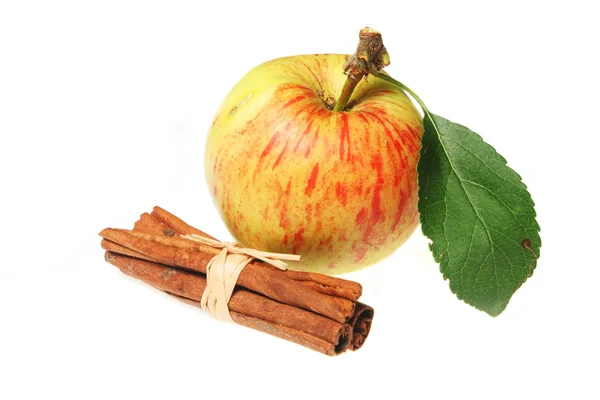 Cinnamon sticks and apple — Stock Photo, Image